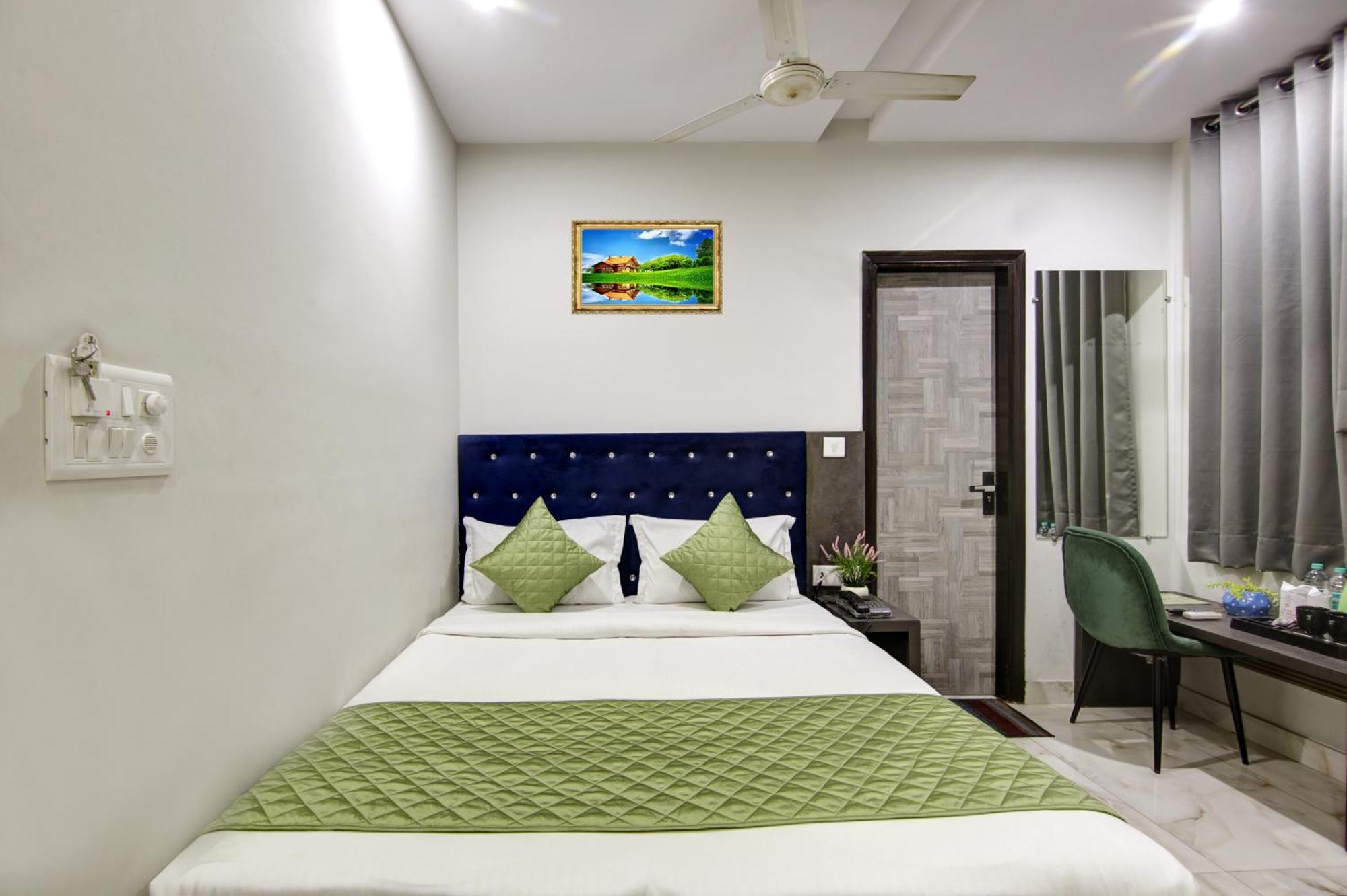 Hostel S B Inn-Near New Delhi Train Station Esterno foto